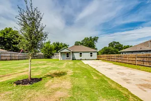 411 S Ave B, Elgin, TX 78621 - Photo 23