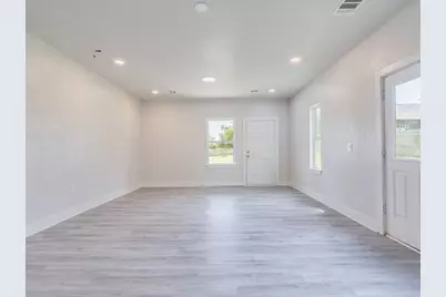 411 S Avenue B, Elgin, TX 78621 - Photo 5