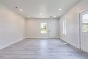 411 S Ave B, Elgin, TX 78621 - Photo 5