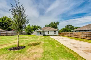 411 S Ave B, Elgin, TX 78621 - Photo 23