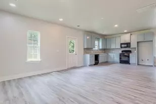 411 S Ave B, Elgin, TX 78621 - Photo 5