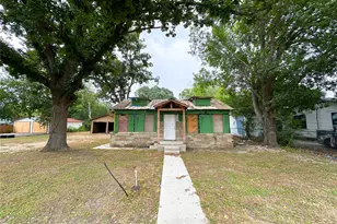 818 Plum St, Lockhart, TX 78644 - Photo 3