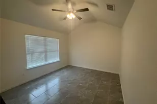 513 W China St, Lockhart, TX 78644 - Photo 5