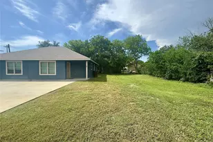 513 W China St, Lockhart, TX 78644 - Photo 3