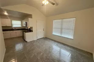 513 W China St, Lockhart, TX 78644 - Photo 9