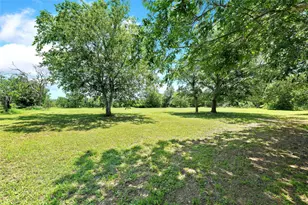 372 Hidden Oaks Dr, Elgin, TX 78621 - Photo 35