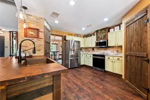 372 Hidden Oaks Dr, Elgin, TX 78621 - Photo 9