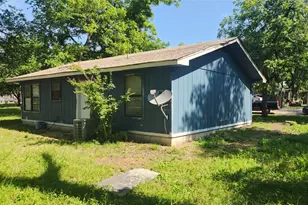 903 W 1st St, Cameron, TX 76520 - Photo 3