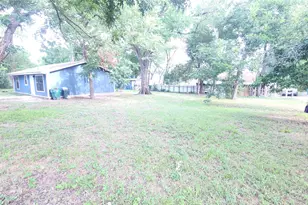 903 W 1st St, Cameron, TX 76520 - Photo 21