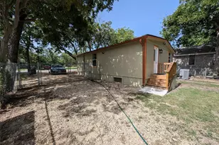 320 Laredo St, Lockhart, TX 78644 - Photo 25