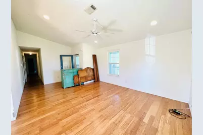 2105 W Gillis Avenue, Cameron, TX 76520 - Photo 9