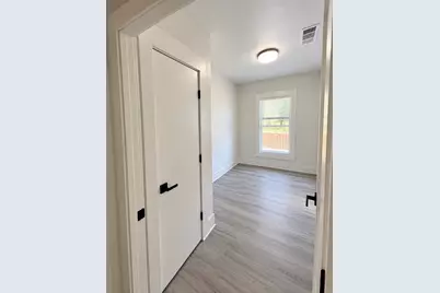 608 E Pecan Street, Taylor, TX 76574 - Photo 7