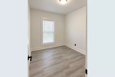 608 E Pecan Street, Taylor, TX 76574 - Photo 9