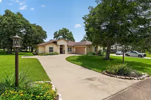 410 Pinehurst Dr, New Ulm, TX 78950 - Photo 3