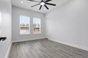 113 Los Robles Rd, Elgin, TX 78621 - Photo 13