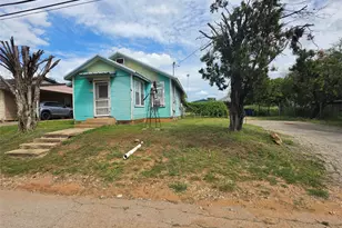 1510 A St, Floresville, TX 78114 - Photo 3