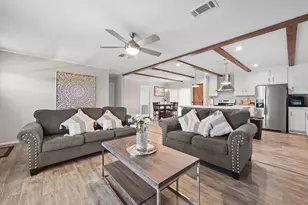 117 Castellana Wy, Elgin, TX 78621 - Photo 5