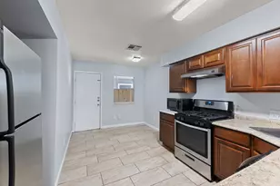 2011 E Stassney Ln, Austin, TX 78744 - Photo 5