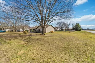 405 Lynch St, Smithville, TX 78957 - Photo 3