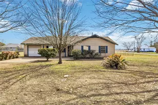 405 Lynch St, Smithville, TX 78957 - Photo 1