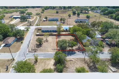 220 Daisy Avenue, Luling, TX 78648 - Photo 1
