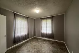 806 W 8th St, Taylor, TX 76574 - Photo 9