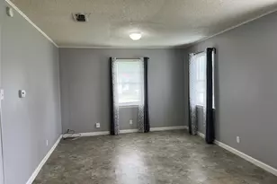 806 W 8th St, Taylor, TX 76574 - Photo 5