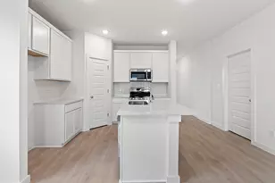 1002 Universal Dr, Hutto, TX 78634 - Photo 9