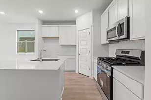 1002 Universal Dr, Hutto, TX 78634 - Photo 11