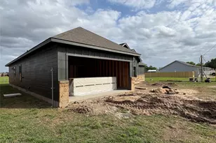 330 Cactus St, Giddings, TX 78942 - Photo 7