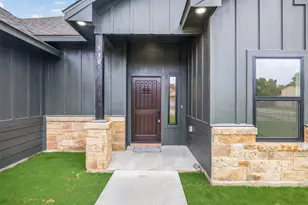330 Cactus St, Giddings, TX 78942 - Photo 3