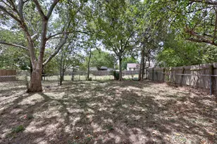 8711 Pineridge Dr, Austin, TX 78729 - Photo 25