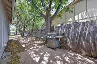 8711 Pineridge Dr, Austin, TX 78729 - Photo 23