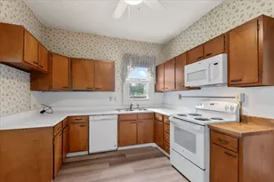 207 Hudgins St, Smithville, TX 78957 - Photo 7