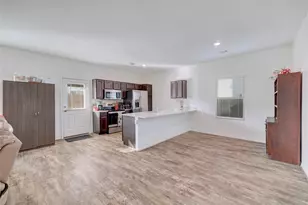808 Circle Wy, Jarrell, TX 76537 - Photo 9