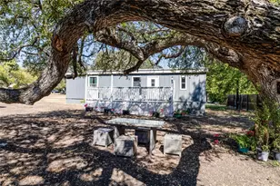 106 E Olive St, Lockhart, TX 78644 - Photo 9