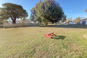 617 Caldwell St, Lexington, TX 78947 - Photo 15