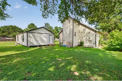 407 Wilkes Street, Smithville, TX 78957 - Photo 5