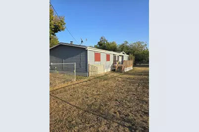 301 S Johnson Avenue, Thorndale, TX 76577 - Photo 5