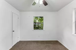 302 Harris St, Smithville, TX 78957 - Photo 17