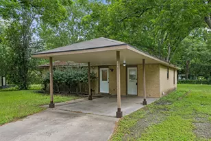 302 Harris St, Smithville, TX 78957 - Photo 3