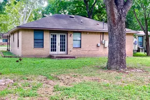 302 Harris St, Smithville, TX 78957 - Photo 25