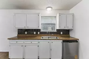 302 Harris St, Smithville, TX 78957 - Photo 7