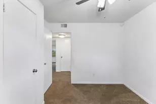 302 Harris St, Smithville, TX 78957 - Photo 15