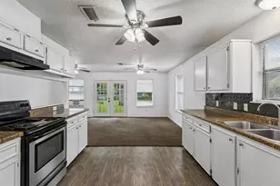 302 Harris St, Smithville, TX 78957 - Photo 21