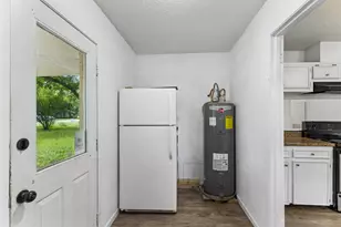 302 Harris St, Smithville, TX 78957 - Photo 9