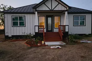 1525 Waco St, Gonzales, TX 78629 - Photo 3