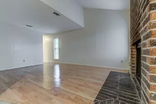 300 Villa Oaks Cir, Austin, TX 78745 - Photo 9