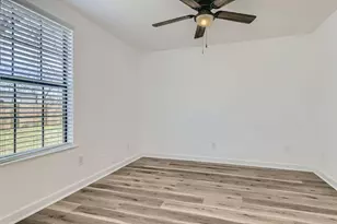 902 Hackberry St, Taylor, TX 76574 - Photo 15