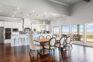 672 Villa Dr, Crystal Beach, TX 77650 - Photo 7